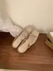 Meias-pantufas com Elevação Interna e Biqueira Francesa para Uso Externo de Verão Feminino 2025 Novo Estilo Sandálias de Cetim com Laço Suave