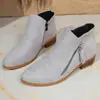 Estação Independente Calçados Femininos Transfronteiriços 2026 Novas Botas Femininas de Salto Grosso Tamanho Grande Botas Martin de Camurça Salto Baixo Bota de Cano Curto com Zíper Lateral Feminina