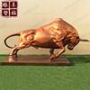 Fabricante de Escultura de Animal Vaca de Fibra de Vidrio para Lugar Escénico Escultura Decorativa de Resina Imitación Cobre Vaca Adornos de Escultura de Escena Hermosa