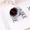 Comercio Exterior Más Vendido Casual Simple Reloj Digital LED Juventud Botón Redondo Luz Roja Plástico Exterior Reloj Venta al por Mayor