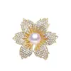 Broche único de perlas con diseño de corazón 2024 nueva moda otoño e invierno corsage accesorios de alfiler delicados para mujer Corea del Sur