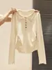 Camisa feminina de base para o início da primavera, com gola polo, manga longa, semitransparente, texturizada, com barra franzida que afina a cintura