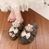 Pantuflas Gruesas de Dibujos Animados Adorables y Peludas para Mujer para Usar en Exterior Celebridad de Internet Otoño e Invierno Hogar Pantuflas de Algodón Shirley Rose para Mujer