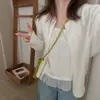 Conjunto de duas peças de tricô elegante e feminino com gola redonda e detalhes em renda para mulheres, novidade da primavera 2026, cardigã de tricô doce, moderno