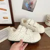 Zapatillas de entrenamiento alemanas con terciopelo para mujer invierno 2026 muy bonitas de velcro sin cordones engrosadas cálidas de doble algodón zapatos de estudiante blancos