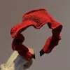Diadema de punto roja vintage para mujer, con un aspecto sofisticado, perfecta para otoño e invierno, con un diseño de corona alta, ala ancha plisada y estilo versátil.