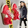Tênis infantis, novos modelos de primavera e outono, sapatos casuais para meninas, com sola macia, leves, versáteis tênis esportivos para meninas, tênis de treino alemães para meninos