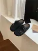 Sapatos Abertos na Metade com Fivela de Metal Calçados Femininos Roupa Externa 2026 Outono/Inverno Novos Sapatos de Pelúcia com Solado Grosso