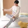 Pijama de Algodón Puro con Dibujos Animados para Hombre, Manga Larga, Pantalón Largo, Cuello Redondo, Sin Capucha, Corte Holgado, Se Puede Usar Afuera, Conjunto para Estar en Casa, Otoño