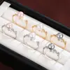 Anillo de Venta Caliente Transfronterizo Ramas y Hojas de Vid Exquisitas Europeas y Americanas con Perlas Rosas Encuentro Diamante Incrustado Arte Venta Directa de Fábrica
