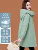Chaqueta de alta gama de plumón de ganso para mujer, nueva moda de invierno 2026, longitud media, corte entallado y abrigo grueso de plumón de ganso blanco