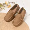 Primavera 2026 Novo Estilo Coreano Sapatos Pequenos de Couro Feitos à Mão para Crianças Meninos e Meninas Modernos de Tamanho Médio para Bebês Sola Macia Sapatos Feijão