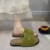 Colección Otoño 2026: Pantuflas de punta abierta, mullidas, para interior y exterior, con suela gruesa, estilo casual y diseño versátil, hechas de suave lana de cordero.