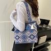 Bolso de gran capacidad para mujer, nuevo bolso escolar portátil de estilo étnico a la moda 2023, bolso de hombro con borlas estilo occidental para mujer.