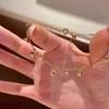 Pulsera Minimalista Geométrica Hueca Dorada Retro Corazón Palpitante Nuevo Estilo 2026 Diseño de Moda Exquisito Nicho para Mujeres