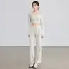 Conjunto de yoga de dos piezas de nuevo estilo para mujer con almohadillas en el pecho, traje de entrenamiento de Pilates y fitness ajustado de manga larga al por mayor