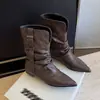 Elegantes y sofisticadas botas de cuero para mujer, con punta fina, hebilla de cinturón y diseño plisado, perfectas para la temporada de otoño 2026. Estas botas de media pantorrilla ofrecen un toque de lujo