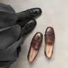 Mocasines de Piel de Oveja Huecos con Tachuelas y Borlas Estilo Old Money Británico 2026 Aumento Interno de Altura Tacón Bajo Puntera Cuadrada Piel Genuina Zapatos de Mujer