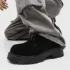 Botas derby transfronteiriças, nova coleção de outono, coturnos de cano baixo para homens, botas de trabalho retrô, com sola grossa, que aumentam a altura, respiráveis e feitas de camurça.