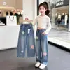 Calça Jeans com Aplicação de Foice para Meninas, Novo Estilo Outono 2026, Jeans Estiloso de Cinco Pontas para Meninas Mais Velhas, Calça Casual para Crianças Mais Velhas