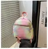 2025 Nuevo Tela de Nylon Gran Capacidad Manchado Casual Fresco Pequeño Color Caramelo Textura Hilo de Bordar Mochila Portátil