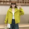 Nuevo Abrigo Corto con Capucha y Volantes de Moda Otoño 2026 para Mujer, Estilo Coreano Cintura con Cordón Holgado Versátil Gabardina
