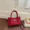 Nuevo bolso pequeño cuadrado casual de moda de principios de otoño 2026, bolso de hombro con textura vintage, alto valor estético, bolso de mano de color liso único
