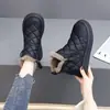 Botas de nieve cálidas populares para mujer, nuevo estilo de invierno 2026, forradas de felpa y engrosadas para mayor calidez, zapatos de algodón estilo noreste, parte superior de cuero antideslizante, botas cortas