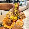 Llavero tejido a mano de lana crochetado cosas buenas suceden agarra girasol colgante accesorios regalo pequeño venta al por mayor