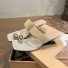 Sandálias de Cunha Slip-On de Metal com Fivela Estilo Francês para Mulheres, Novo Modelo de Verão 2026, Chinelos Antiderrapantes Versáteis Inspirados em Chanel para Uso Externo