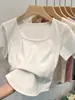 Camiseta Blanca de Manga Corta para Mujer con Cuello Cuadrado, Hombros Rectos, Estilo Veraniego con Dobladillo Curvo, Escote Amplio, Corte Ajustado, Top Corto de Espiga