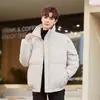 2026 Producto físico en stock, chaqueta de algodón gruesa transfronteriza para otoño e invierno para hombre, marca de moda, chaqueta acolchada con cuello alto, color sólido, ajuste holgado de algodón