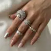 Anillo Geométrico Irregular de Cobre Incrustado con Circonita de Nuevo Estilo Lujo Ligero Transfronterizo Europeo y Americano para Mujer Personalidad Anillo de Dedo Hueco Simple Venta al por Mayor