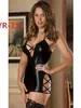 Lencería sexy, ropa de dormir, uniforme seductor para mujer, tentación apasionada en la cama, provocación, atuendo ajustado negro de cuero sintético sin quitar