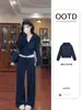 Conjunto deportivo casual de sudadera azul marino holgada y pantalones anchos, un conjunto completo de atuendos de otoño para mujer estilo coreano relajado