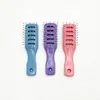 El cepillo para el pelo mini hueco tipo macarrón es compacto y fácil de guardar, adecuado para el aseo diario, portátil para viajes de negocios y de placer.