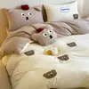 Toalla con Bordado de Oso de Dibujos Animados Estilo Coreano 50s Hilo Doble Algodón Puro Cepillado Otoño/Invierno Cálido Juego de Cama de Cuatro Piezas Ropa de Cama