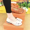 Zapatos Sandalias de Mamá 2026 Primavera y Verano Nuevos Estilo Chino Suela Suave Superficie Suave Zapatos Ligeros Perforados para Mujeres de Mediana Edad y Mayores Antideslizantes Zapatos de Una Sola Pieza
