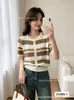 Chegadas de Verão 2026 Blusa de Tricô Manga Curta Feminina Estilo Coreano Doce Cores Contrastantes Listras Vazada Versátil Emagrecedor Top
