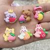 Parche de resina de animalito lindo sosteniendo fruta, sonido de sacudida, súper ventas, accesorio de pegamento de crema para teléfono móvil, accesorios hechos a mano para DIY