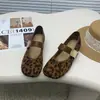 Sapatos Mary Jane de camurça estilo francês para aumentar a altura para mulheres, novo modelo de verão 2026, sapatos de velcro de corte baixo