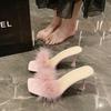 Chinelo de Salto Alto de Nicho Peludo para Mulheres Usarem Fora 2025 Novo Verão Estilo Fada Casual Sandálias Versáteis