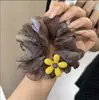 Gomas para el pelo de scrunchie amarillas con flores pequeñas estilo coreano al por mayor para mujer, Modernos y versátiles para moños de verano, Nuevos accesorios para el cabello