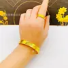 Latão banhado a ouro moda abertura lisa auspicioso largo bracelete de concubina imperial artesanato de cinzelamento esculpido à mão bracelete feminino fabricantes atacado