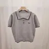 Camiseta de Tricô Macia e Fofa com Gola Lapela e Botões, Manga Curta, Estilo Elegante e Suave para Mulheres, Estilo Verão 2026, Top com Design de Nicho