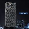 Adecuado para teléfono móvil Apple 14 pegatina de agua patrón de fibra de carbono resistente a caídas carcasa de teléfono móvil iphone13 nuevo 15 funda protectora Venta al por mayor