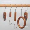 Clips para exhibición de tiendas de ropa y percheros para bufandas, pinzas para tela, ganchos, ganchos en S de madera maciza, círculos decorativos de varios tamaños de color nogal.