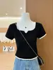 2026 Nueva Camiseta de Punto de Manga Corta con Cuello Ondulado en Contraste Blanco y Negro para Mujer, Corte Delgado, Estilo Corto con Ribete en Contraste, Camiseta Base