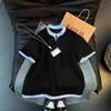 Camiseta Henry Decote V Falsa de Duas Peças para Homens, Estilo Verão, Fresca e Estilosa, Camisa Polo de Manga Curta de Alta Qualidade, Manga Curta Patchwork Estilo Americano para Casais