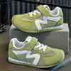 Zapatillas infantiles 2026 primavera nuevas de malla para niñas Zapatos Forrest Gump suela blanda transpirables para niños zapatillas de correr